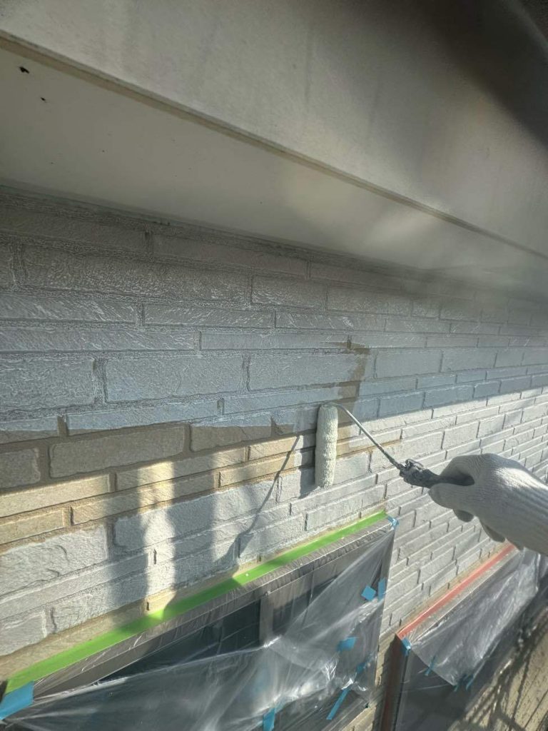 ユウマペイントでは外壁サイディングの塗装は下塗り2回、中・上塗りの合計4回仕上げを標準施工としています。下塗り1回目は日本ペイントファイン浸透シーラー、下塗り2回目に日本ペイント 水性シリコンエポサーフを使用します。このシーラーを塗る大きな目的の一つは「密着力を上げる」です。外壁は劣化するとチョーキング現象が出ているのですが、高圧洗浄をしてもどうしても取り切れないことがあります。それを抑えるためにシーラーで塗装を行い、2回目の下塗りへ移っていきます。