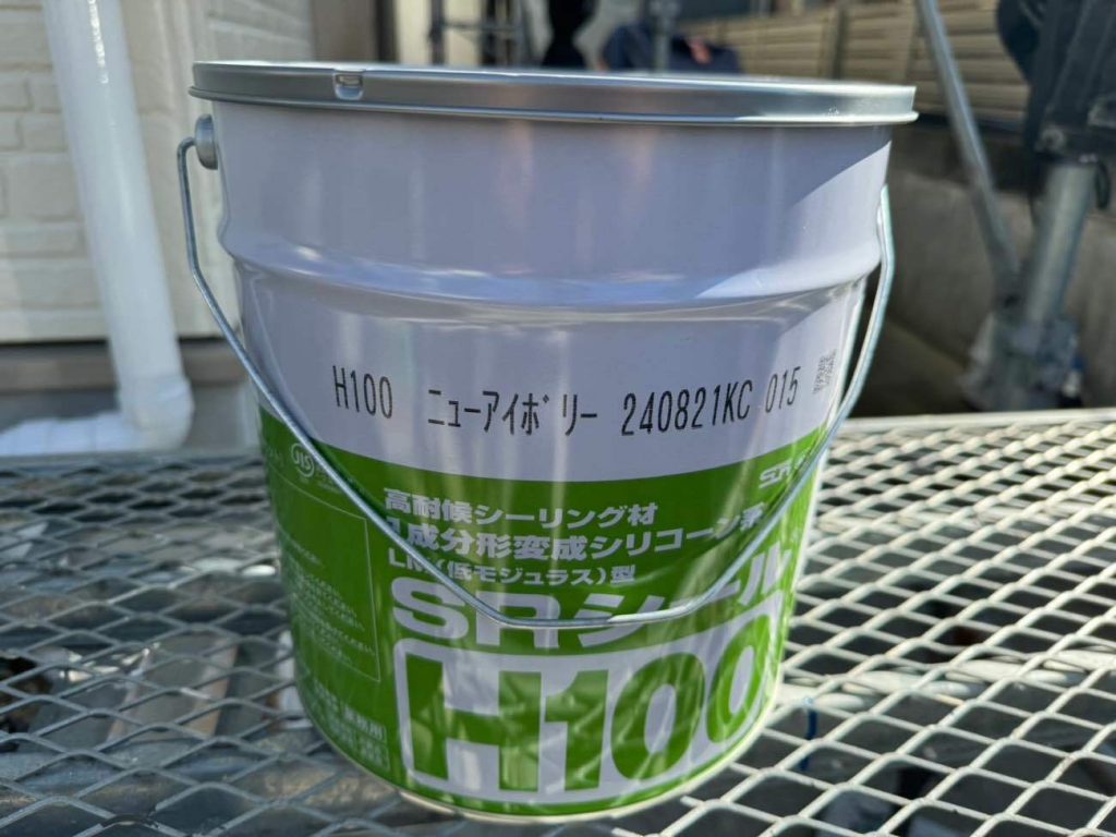 サイディング目地やサッシ廻りの打ち替えに使用した「サンライズ 高耐候シールH100」です。紫外線に強い高耐候性が特徴です。10年の保証をお付けできる、こだわりの高品質シーリング材です。サイディングの場合、後打ちで施工しますので、外壁のお色に近いカラーを選ぶことができます。