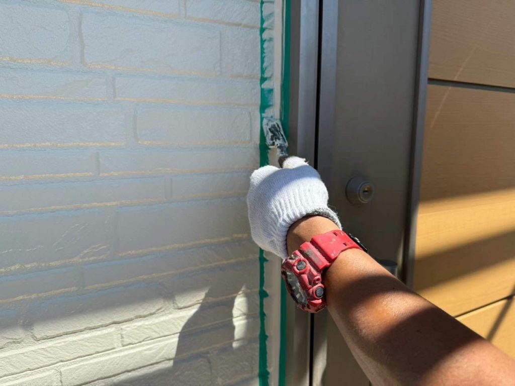 ユウマペイントでは塗装工事が終わってからシーリング撤去打ち替えを行う「後打ち」を基本としています。使用する塗料によって先打ちになる場合もありますが、無機塗料の場合は後打ちで施工いたします。写真は、既存のシーリングを撤去し、プライマーを塗布後に新しいシーリング材を充填し、慣らしている様子です。