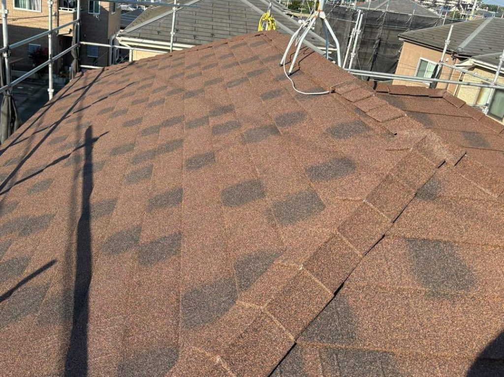 使用した屋根材は「ディーズルーフ（ディプロマット）」で、お色は落ち着きのある「カフェ」です 。外壁との相性もばっちりな組み合わせです。