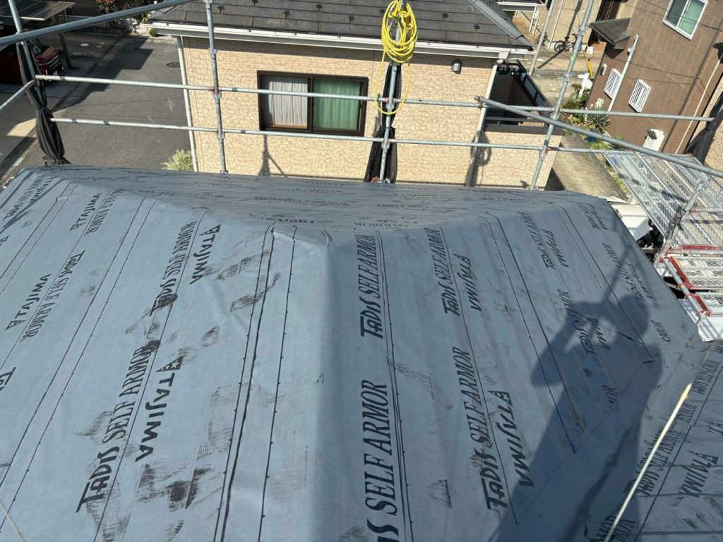 屋根は自着式の防水紙（田島ルーフィング タディスセルフアーマー）を使用します。穴をあける必要がない防水紙なので、漏水のリスクを軽減できます。