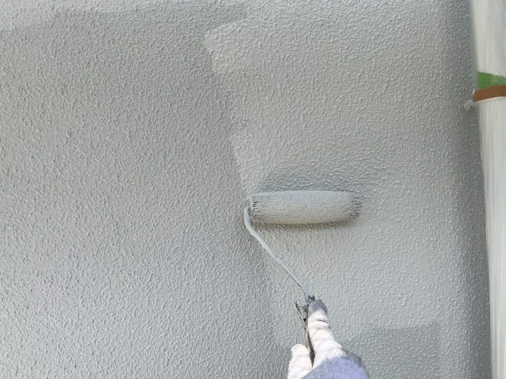 仕上げとなる上塗りの工程です。中塗りと同じ無機UVコート水性をもう一度重ねて塗布します。2回に分けて塗り重ねることで規定の膜厚を確保し、塗料が持つ優れた耐候性と防汚性を最大限に引き出します。塗り残しや2色の境界線にムラがないか細部まで確認しながら丁寧に仕上げ、美しい外壁を完成させます。