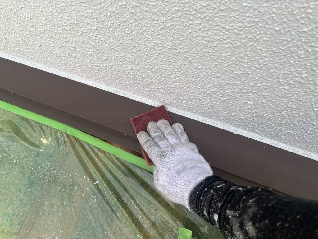 洋瓦の屋根本体は塗装を行いませんが、谷板金や雨押え板金などの金属部分は劣化を防ぐために塗装によるメンテナンスを行います。まずは研磨材を使用して、板金表面の汚れや旧塗膜、発生し始めたサビを丁寧に落とすケレン作業を行います。同時に表面に細かい傷をつける目荒らしの効果もあり、次に塗布する塗料の密着性を高めるための重要な下準備となります。