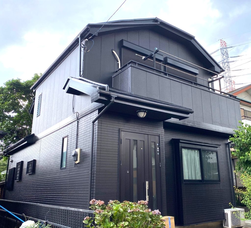 【鎌ケ谷市 サイディング外壁塗装】超低汚染リファイン（チャコール3分艶）とコロニアル屋根塗装｜I様邸施工事例