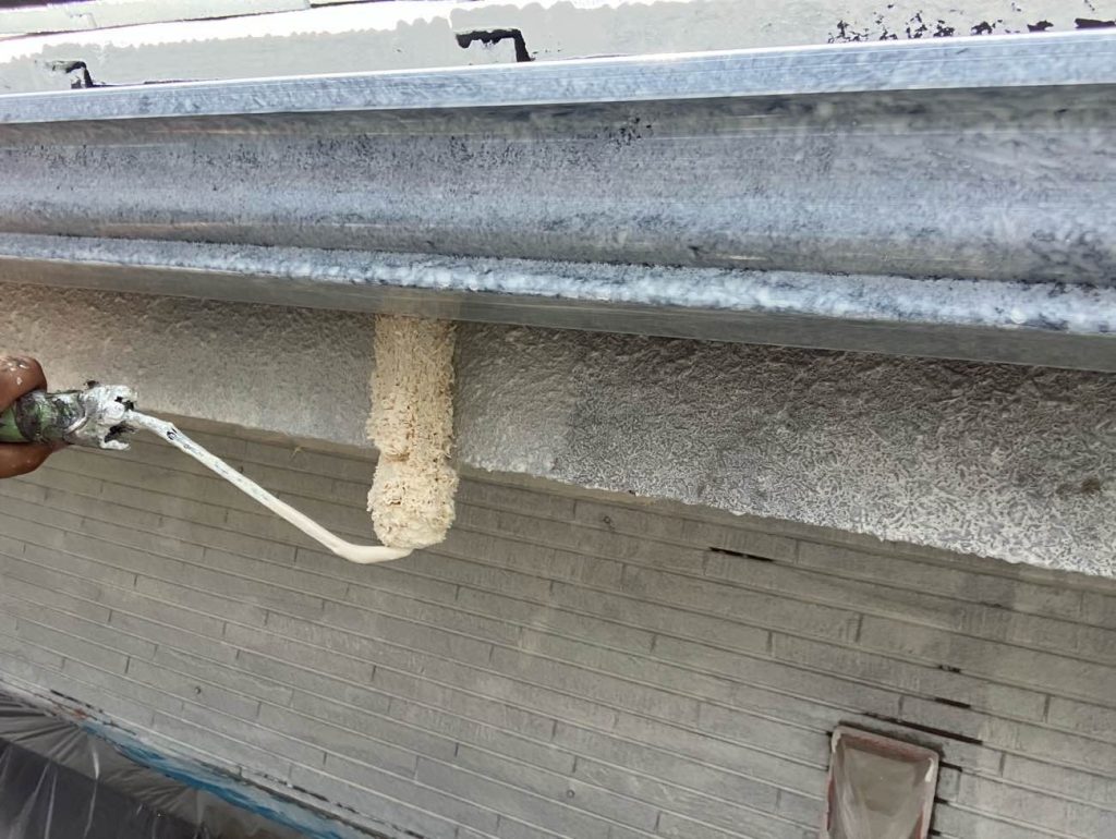 雨樋や破風板、水切りなどの付帯部の下地処理と下塗りです。サンドペーパーで表面を研磨するケレン作業で汚れを落とし、塗料の密着を高める目荒らしを行います。その後、鉄部にはサビ止め塗料、塩化ビニル素材には専用プライマーなど、それぞれの素材に最適な下塗り材を塗布して剥がれにくい土台を作ります。