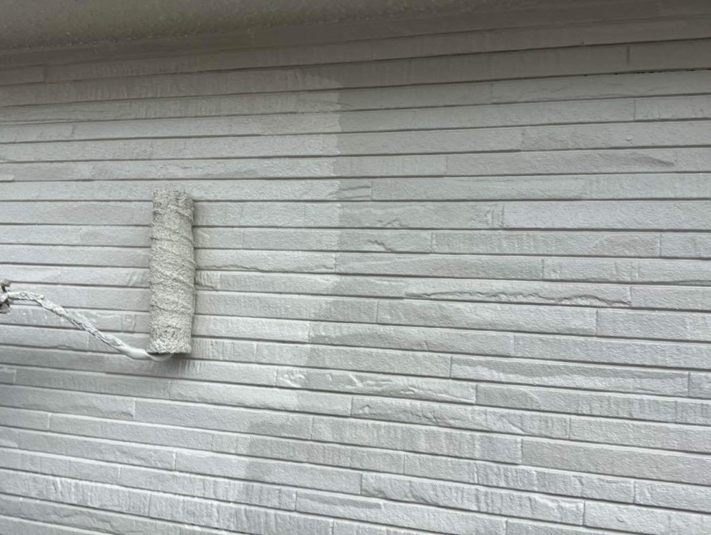 仕上げとなる上塗りの工程です。中塗りと同じ日本塗装名人社無機UVコート水性を重ねて塗布します。今回はご要望に合わせた艶消し仕様のため、光沢を抑えた上品で落ち着いたマットな質感に仕上がります。2回塗ることで規定の膜厚を確保し、無機成分による優れた耐候性と防汚性で外壁を長期間保護します。