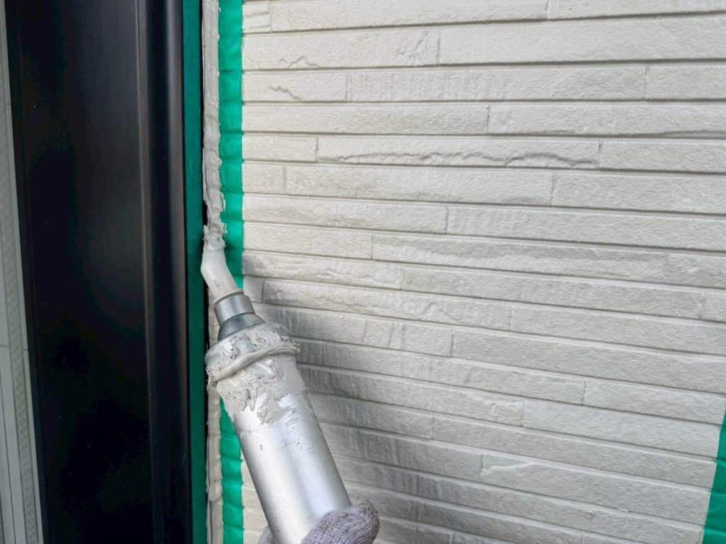 外壁サイディングの防水の要となるシーリング工事です。サッシ廻りや目地の劣化した既存シーリング材を全て撤去し、専用のプライマーを塗布後、超高耐候なサンライズH100を充填してヘラで平滑に整えます。外壁材の隙間からの雨水浸入を防ぐとともに、建物の揺れに追従する柔軟性を長期間確保します。