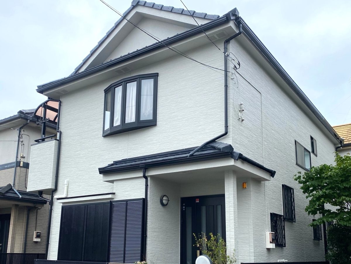 築15年のサイディングと洋瓦の防水性を高耐候な無機塗料で回復させ、艶消しのライトクリームで気品ある外観へ一新する改修工事。