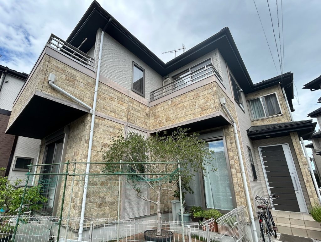 施工前の全景写真です。築18年が経過し、全体的にコケや汚れの付着が見受けられました。