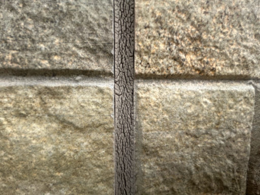 全体的にシーリング（コーキング）の劣化が見受けられました。劣化の主な症状は①ひび割れ②破断です。今回は破断が多くみられました。ヒビ割れが進行すると亀裂が発生して破断という状態になります。雨水が浸入するリスクが高くなるので、メンテナンスを早急に検討する必要があります。