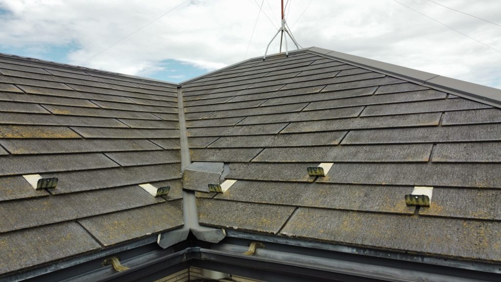 施工前屋根の写真です。築18年で写真の屋根形状からグリシェイドネオであると診断しました。グリシェイドネオは耐久性が非常に低いため塗装しても割れや欠けなどの根本的解決にならないため、屋根カバー工法または、葺き替えが推奨されています。