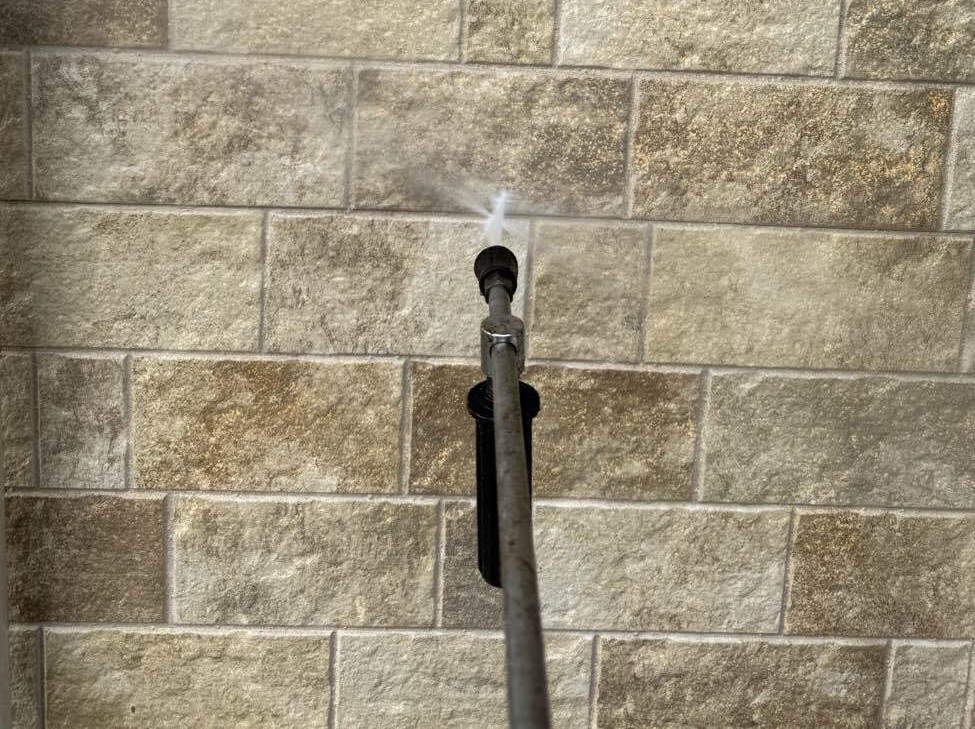 おうち全体を高圧洗浄で洗い流します。高圧洗浄は、塗装を長持ちさせるために非常に重要な工程です。高圧洗浄機で外壁の汚れを落とすことで、新しい塗料がしっかりと密着し、剥がれやひび割れを防ぐための大切な工程になります。