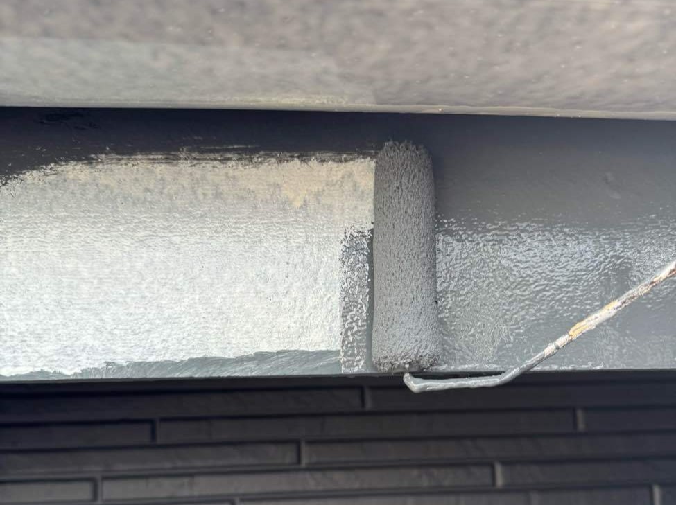 下地調整を終えた付帯部に、仕上げ塗料を2回に分けて塗布していく工程です。ユウマペイントでは、付帯部にも外壁と同グレードの「無機UVコート溶剤」を使用します。まず中塗りで塗膜の厚みを均一に確保し、乾燥後に上塗りを重ねることで、鏡面のような美しい艶と強靭な保護層を形成します。紫外線や熱の影響を受けやすい雨樋やスチール部を、最高峰の耐候性を持つ無機塗料で包み込むことにより、お住まい全体のメンテナンスサイクルを外壁の寿命と完璧に同期させることができます。