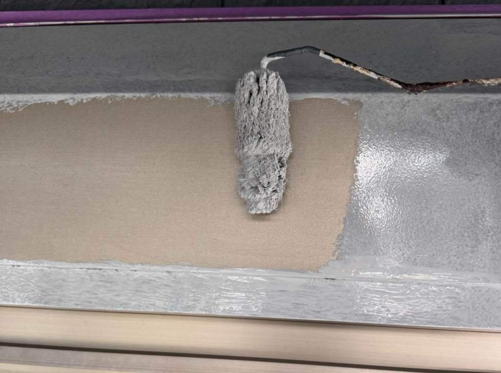 ケレンで整えた付帯部に、上塗り材との密着を高める下塗り材を塗布する工程です。雨樋などの塩ビ素材には専用のプライマーを、シャッターボックスや水切りなどの鉄部には、腐食を根元から抑える「防錆材（錆止め）」を細部まで丁寧に塗り込みます。この工程は、塗装の剥がれやサビの再発を防ぐための「接着剤」と「防護壁」の役割を果たします。付帯部の材質に合わせた最適な下塗り材を選定し、強固な基礎を築くことで、その後に重ねる無機塗料の性能を最大限に引き出すことができます。