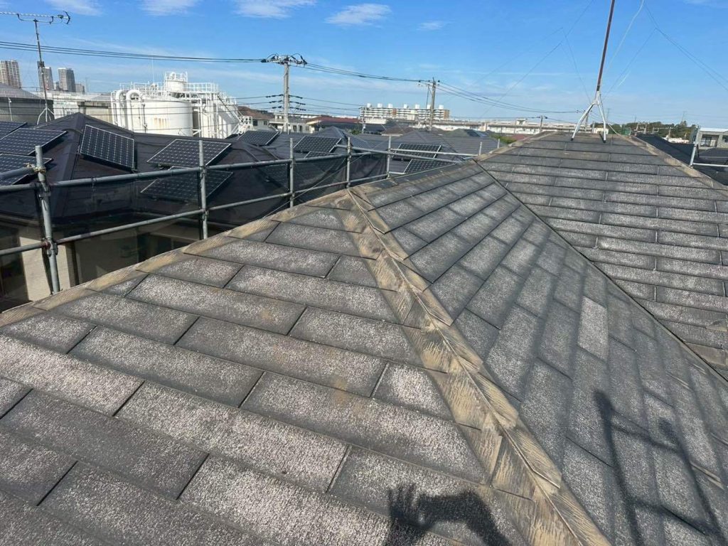 既存の棟板金（屋根の頂上にある金属板）とその下地である貫板を撤去します。築18年が経過すると、内部の木製貫板が腐食し、釘の保持力が低下しているケースが多く見られます。そのままでは新しい屋根材を正しく設置できないため、既存の役物をすべて丁寧に取り除き、スレート屋根の表面をフラットな状態に整えます。この撤去作業を確実に行うことが、屋根全体の防水性能と耐風性能を確保するための重要な下準備となります。