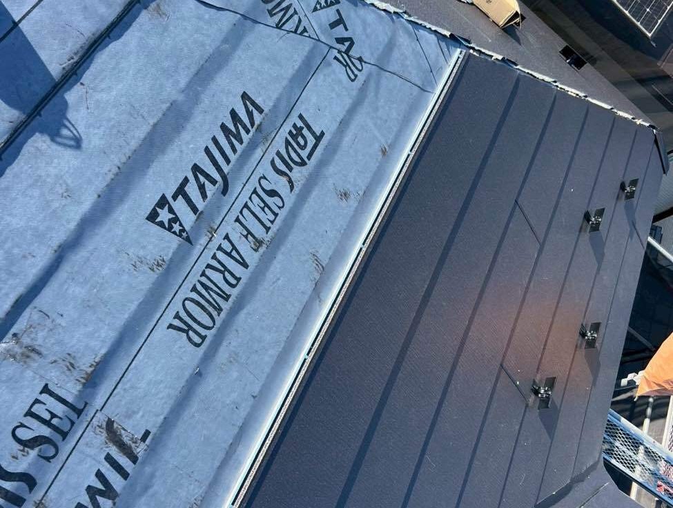 防水シートの上から、新しい屋根材「アイジー工業 スーパーガルテクト」を設置していく工程です。この材は軽量なガルバリウム鋼板の裏に断熱材が一体化されており、建物への負担を抑えつつ、夏場の遮熱や冬場の断熱効果を格段に向上させます。一枚ずつパズルのように噛み合わせながら、専用のビスで固定していきます。