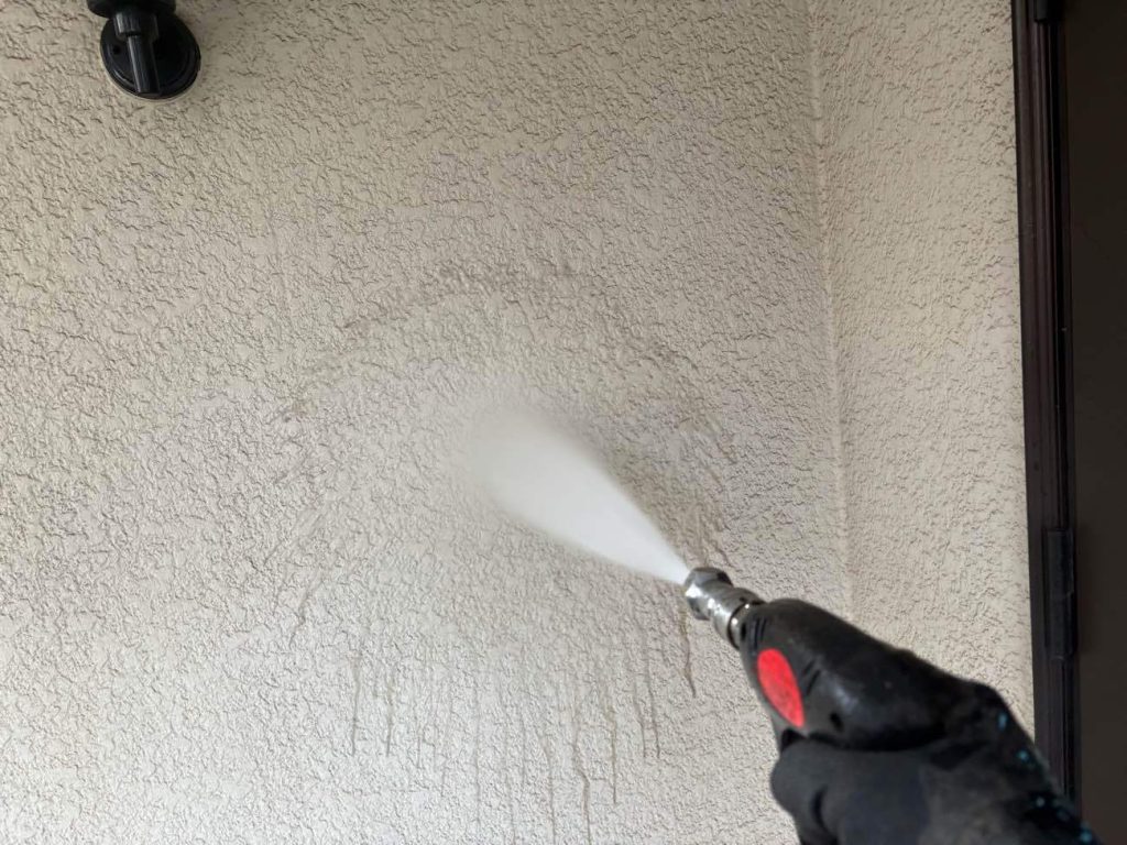 おうち全体を高圧洗浄で洗い流します。屋根はカバーを行いますが、屋根もしっかりと洗い流します。高圧洗浄は、塗装を長持ちさせるために非常に重要な工程です。高圧洗浄機で屋根が外壁の汚れや古い塗膜を落とすことで、新しい塗料がしっかりと密着し、剥がれやひび割れを防ぐための大切な工程になります。