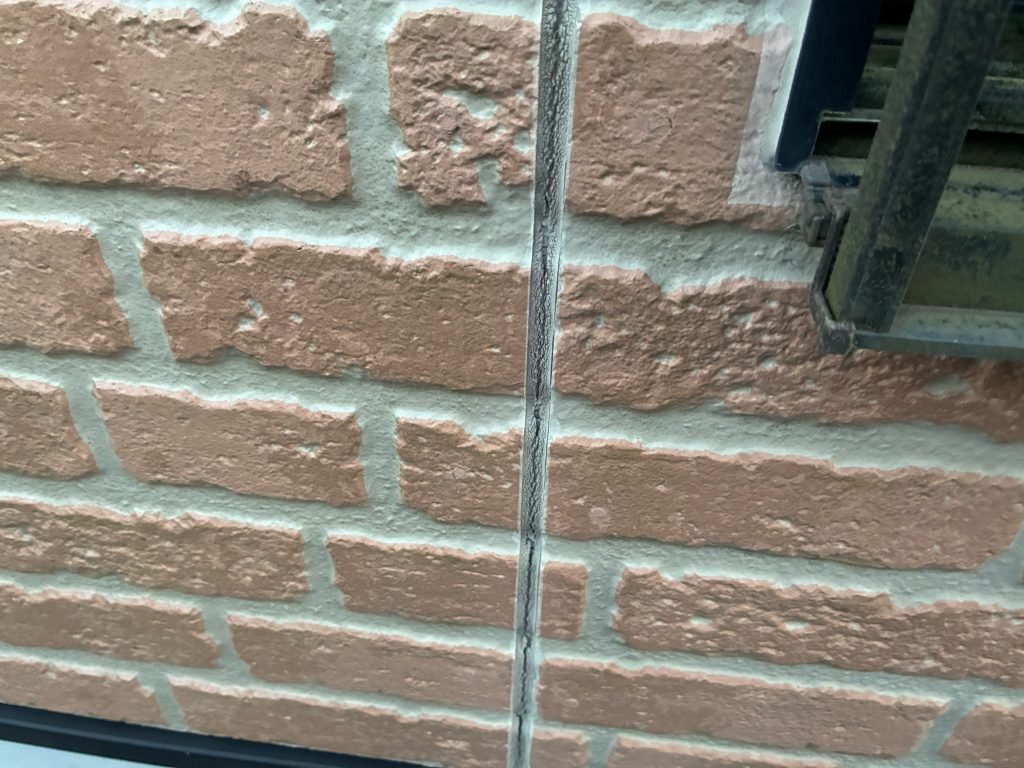 全体的にシーリング（コーキング）の劣化が見受けられました。劣化の主な症状は①ひび割れ②破断です。今回は破断が多くみられました。ヒビ割れが進行すると亀裂が発生して破断という状態になります。雨水が浸入するリスクが高くなるので、メンテナンスを早急に検討する必要があります。