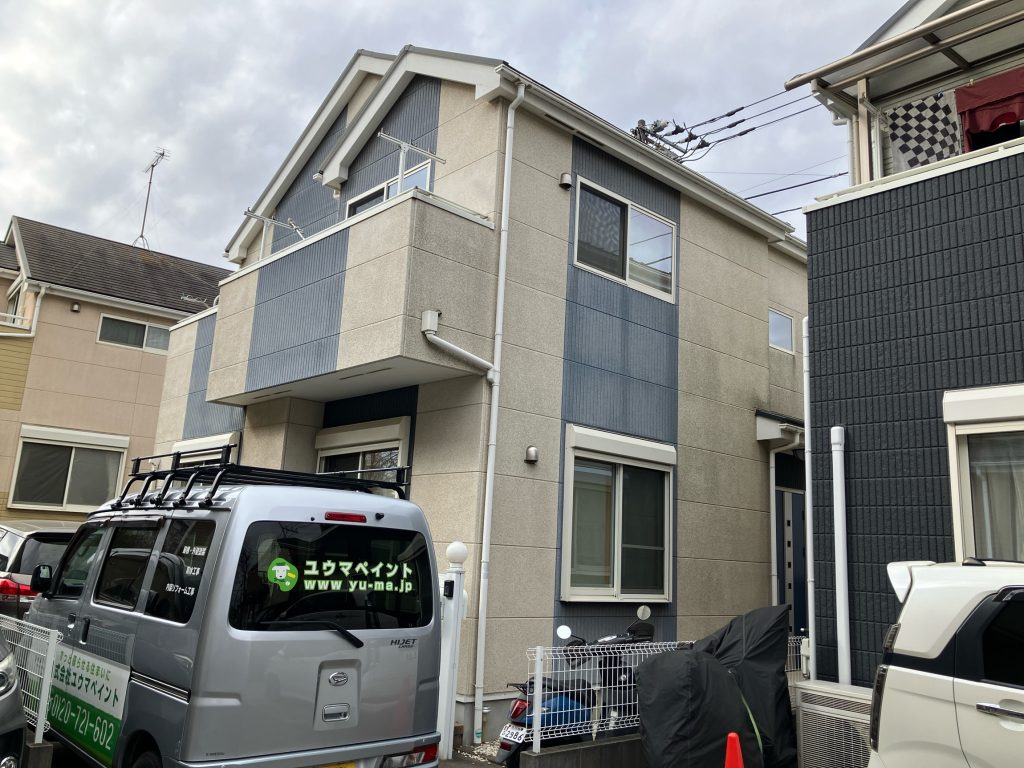 施工前のお住まい全体の様子です。ALC外壁特有の質感は保たれていますが、経年による紫外線や雨風の影響で全体的に色褪せが見受けられました。特にALCパネルの継ぎ目であるシーリング材は劣化が進行しており、防水性の低下が懸念される状態でした。今回はシーリングの打ち替えを行い、低汚染性に優れたアステックペイントの塗料を使用し、建物を保護する塗装工事を行います。ハウスメーカーはタクトホームです。