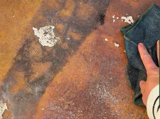 ケレン作業で発生した細かな粉塵や、高圧洗浄では落としきれない表面の油分を「アセトン」という溶剤で徹底的に拭き取る工程です。FRP防水は非常に繊細で、わずかな油分や汚れが残っているだけで新しい防水材の密着を妨げてしまいます。強力な揮発性を持つアセトンを使用して表面を完全に脱脂（だっし）し、クリーンな状態に整えることで、防水材本来の性能を最大限に引き出し、強固な防水層を形成するための完璧な準備を整えます。