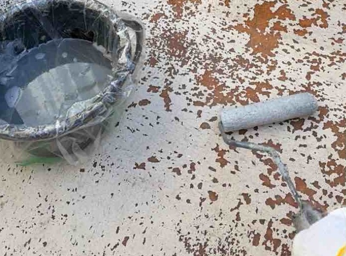 下地処理を終えた防水面に、専用の接着剤である「プライマー」を塗布する工程です。この下塗り材は、既存のFRP層と新しく積層する防水層を強力に結びつける架け橋の役割を果たします。ローラーを使用して隅々まで塗り残しがないよう均一に染み込ませることで、防水材の吸い込みを抑え、この後の積層工程で気泡が発生するのを防ぐ効果もあります。ベランダからの漏水を防ぎ、大切なお住まいを雨から守るための、見えない部分の重要な土台作りです。