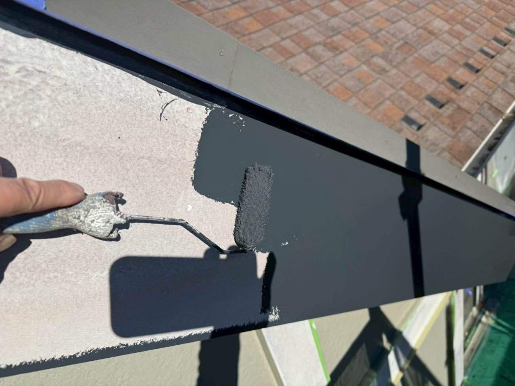 屋根の側面を保護する破風板の塗装工程です。紫外線や雨風のダメージを直接受ける過酷な部位であるため、まずは下塗り材の「シーラー」をたっぷりと吸い込ませて下地を強固に補強します。続いて、外壁用と同等の耐久性を持つ最高ランクの塗料「日本塗装名人社 無機UVコート溶剤」で中塗り・上塗りを施し、強靭な塗膜を形成します。外壁だけが長持ちしても、後から破風板の劣化で足場を組むことになっては意味がありません。部位ごとの耐用年数を外壁としっかり同調させることで、将来のメンテナンスコストを抑えます。