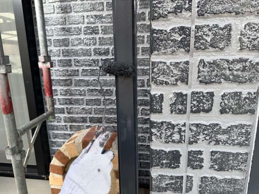 雨樋の塗装工程です。塩化ビニル製の雨樋は塗料が定着しにくいため、まずは専用の「シーラー」を下塗りして塗膜の密着性をしっかりと高めます。その後、外壁と同じ超高耐候グレードの「日本塗装名人社 無機UVコート溶剤」を使用して中塗りと上塗りを重ね、艶やかに仕上げます。付帯部の塗料グレードを外壁と合わせることで、「外壁は綺麗なのに雨樋だけ先に色あせてしまった」という事態を防ぎ、お住まい全体の耐久年数を均一に揃えるこだわりの施工です。