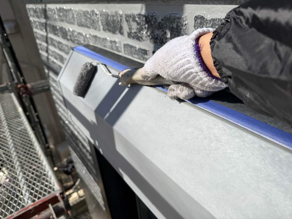 金属製であるシャッターボックスの塗装工程です。金属の天敵である腐食を防ぐため、下塗りには強力な「錆止め塗料」を隅々まで塗布し、サビの発生を根元から封じ込めます。その強固な土台の上に、外壁と同じ無機グレードの「日本塗装名人社 無機UVコート溶剤」を中塗り・上塗りと塗り重ねて美しくコーティングします。サビから守るだけでなく、外壁の15年耐久という非常に長いライフサイクルに金属パーツの寿命もピタリと合わせることで、お住まいを長期間にわたって総合的に保護し続けます。