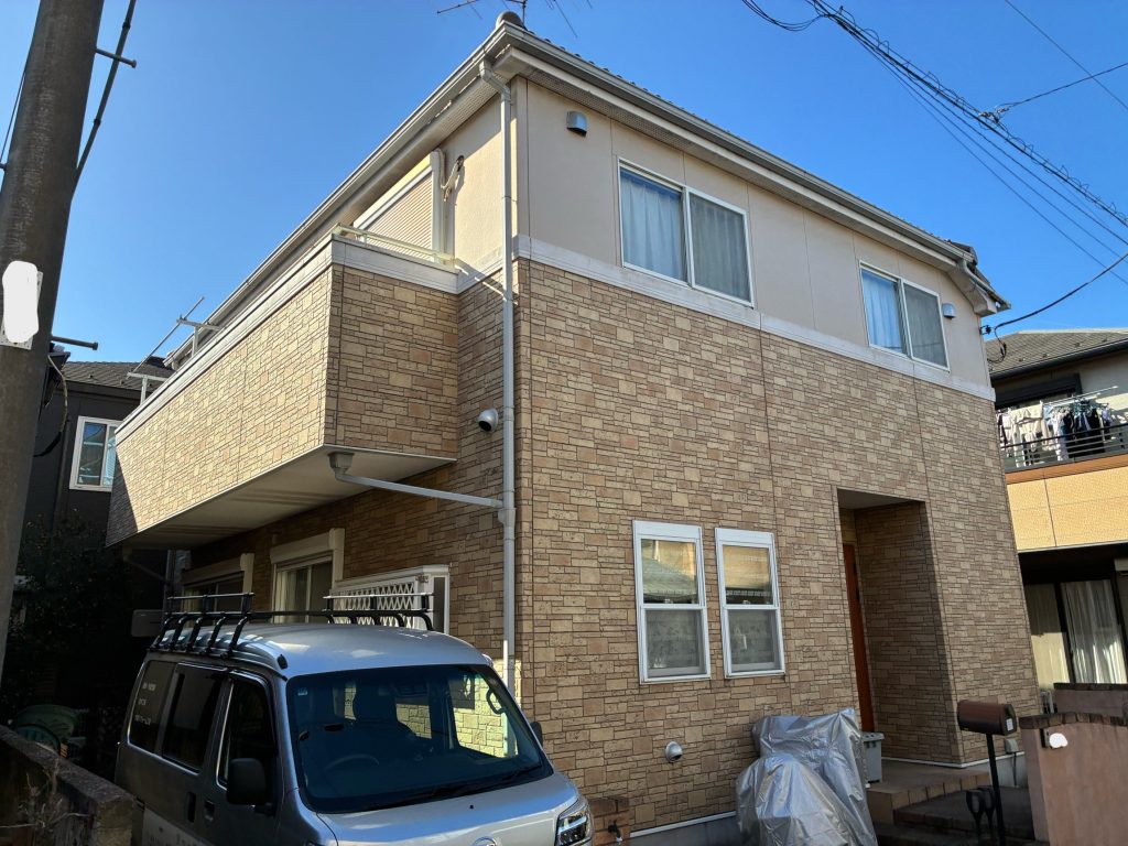 施工前のS様邸の全景です。1階はレンガ調、2階はフラットなデザインのサイディングが使用されていますが、経年による紫外線や雨風の影響で全体的に色褪せが進行し、新築時の鮮やかさや立体感が失われつつありました。屋根の瓦は塗装不要ですが、外壁の防水性低下と目地シーリングの劣化が見られるため、早急なメンテナンスが必要な状態でした。