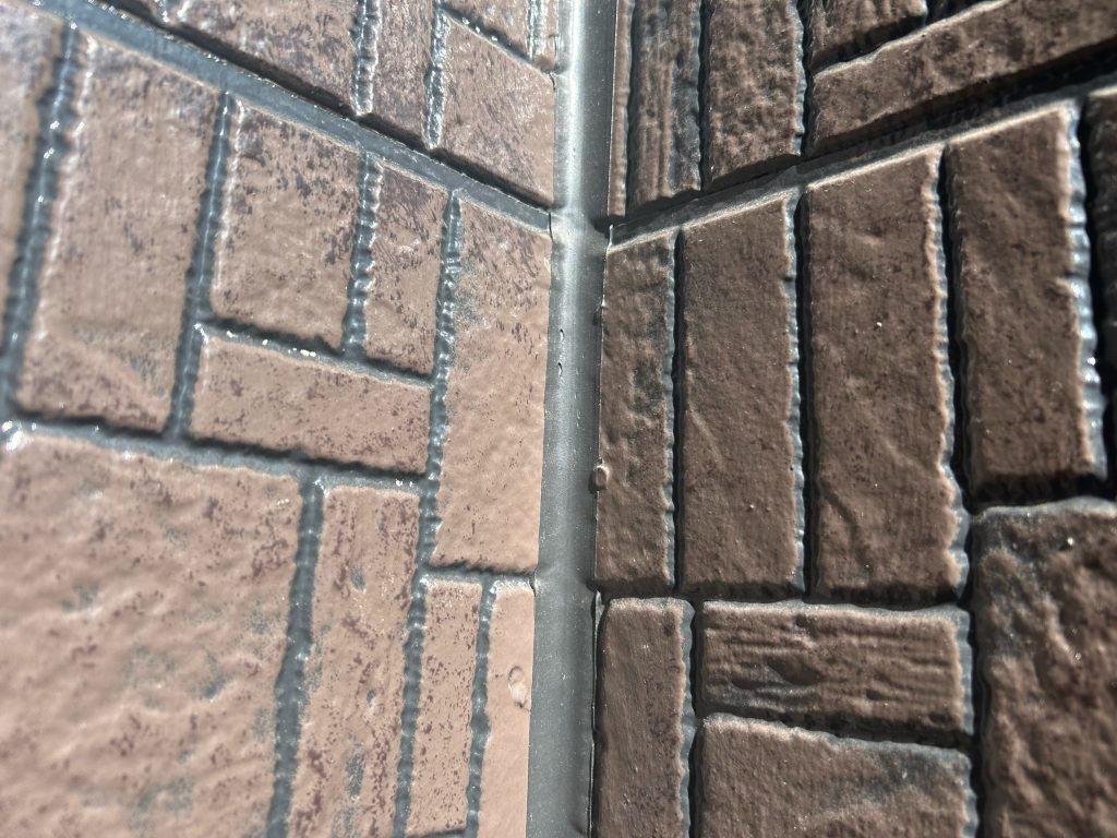 外壁はサイディングの意匠性を活かすべくグラデーション塗装を行いました。使用塗料は日本塗装名人社の無機UVコート水性で、カラーは目地SC-47・トップSC-34・たたきSC-44という組み合わせです。