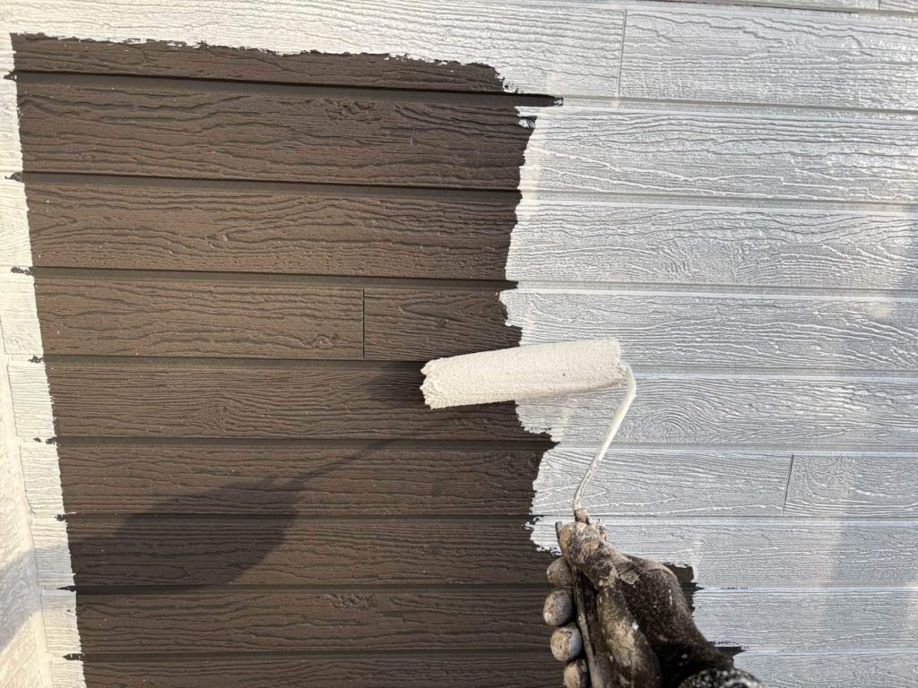 外壁の下塗り1回目の工程です。日本ペイントファイン浸透シーラーを塗布します。劣化したサイディング材の奥深くまで浸透し、傷んだ素地を内側から強固に補強する役割を持ちます。また、次に塗る塗料との密着性を高める強力な接着剤としても機能するため、塗り残しがないようローラーを用いて外壁全体にしっかりと吸わせていきます。