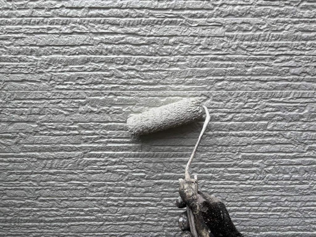 仕上げとなる上塗りの工程です。中塗りと同じ塗料を重ねて塗布します。2回塗ることで規定の膜厚を確保し、塗料が持つ優れた低汚染性と耐候性を長期間維持させます。3分艶の落ち着いたマットな質感に仕上げることで、サイディングの多彩な色分けを上品にまとめ上げ、新築時のような重厚感のある美しい外壁を完成させます。