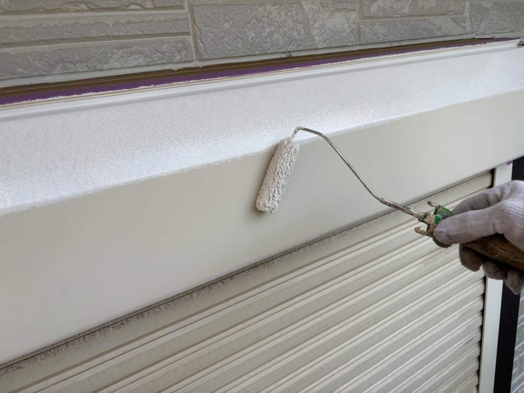 ケレン作業で整えた各付帯部に下塗り材を塗布します。シャッターボックスなどの鉄部にはサビの発生を防ぐ防錆塗料（サビ止め）を使用し、塩化ビニル製の雨樋には専用の密着プライマーを塗布します。それぞれの素材に最適な下塗り材を使い分けることで、上塗り塗料がしっかりと定着するための強固な基盤を構築します。