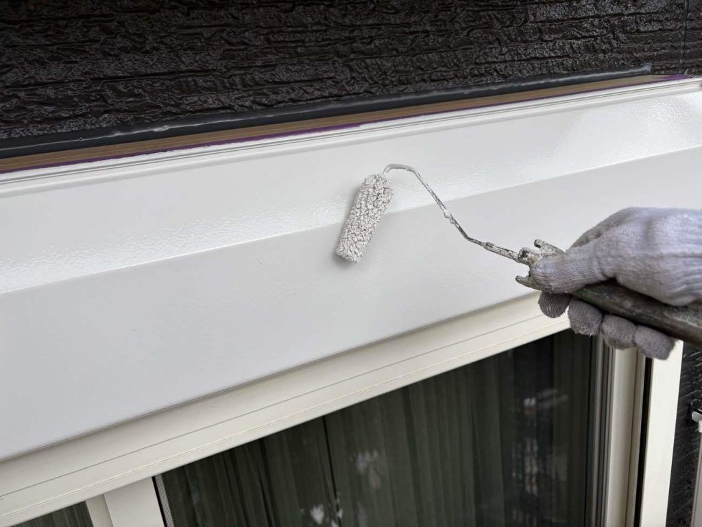 付帯部の仕上げ工程です。高耐候な日本塗装名人社フッ素UVコート溶剤を使用し、中塗りと上塗りの2回に分けて仕上げます。色は外観のアクセントとなる清潔感のある「白（N-90）」を中心に塗装します。ローラーや刷毛を使い分け、ムラのない均一な厚みで塗り重ねることで、お住まい全体の美観を引き締め、雨風や紫外線から長期間保護します。