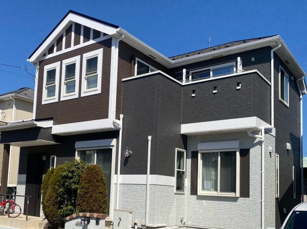 【鎌ヶ谷市 サイディング外壁塗装】多彩な色分けとグラデーション塗装（超低汚染リファイン）｜S様邸施工事例
