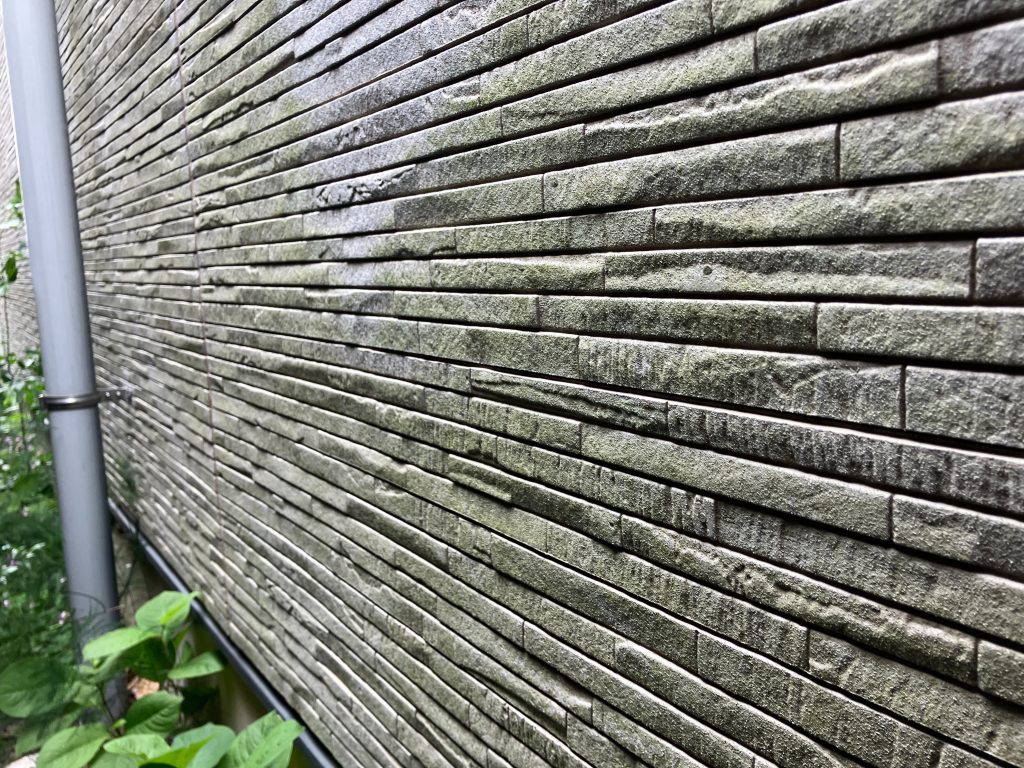 施工前のサイディング外壁の様子です。紫外線や雨風の影響で塗膜が劣化し、防水性が低下していました。特にパネルの繋ぎ目であるシーリング材は硬化と肉痩せが顕著で、このまま放置すると外壁材の反りや雨水の浸入に直結する危険な状態です。古いシーリングを撤去し、高耐候な材で打ち替える下準備が必須となります。