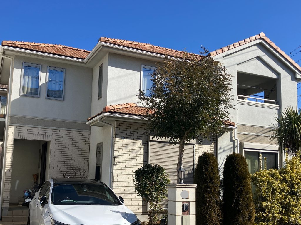 築12年が経過し、初めてのメンテナンスを迎えられたU様邸。全体的に洋風でデザイン性の高いお住まいですが、紫外線や雨風の影響でモルタル外壁の表面に汚れが目立ち始めていました。また、モルタル特有の微細なひび割れ（ヘアクラック）も確認でき、建物の防水性を保つために早めの塗装が必要なタイミングでした。