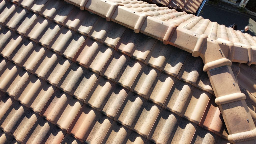 U様邸の屋根には洋瓦が使用されていました。洋瓦は耐久性が高く、今回は塗装によるメンテナンスは不要と判断しました。しかし、苔や汚れが付着していたため、高圧洗浄にてしっかりと汚れを落とし、美観を回復させる作業を行います。