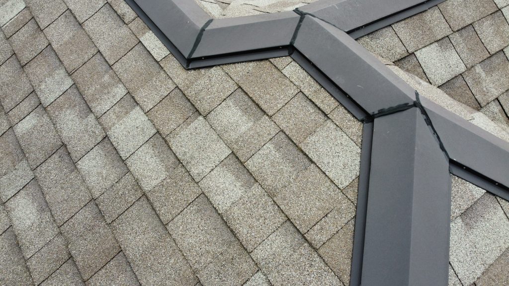 屋根にはアスファルトシングル材が使用されており、今回は屋根材本体の塗装は行わず、劣化が進行しやすい棟板金やケラバなどの金属部のみメンテナンスを行います。施工前の金属部はサビの発生や経年による釘の浮きが見られ、強風時の飛散リスクがありました。釘の打ち直しとコーキング処理、防錆処理を行い、フッ素塗料で強靭に保護する必要があります。