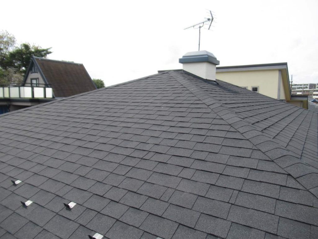 アスファルトシングルでカバー工事後の全景写真です。カバー工法を行った場合、施工店保証は10年です。カラーはブラックです。