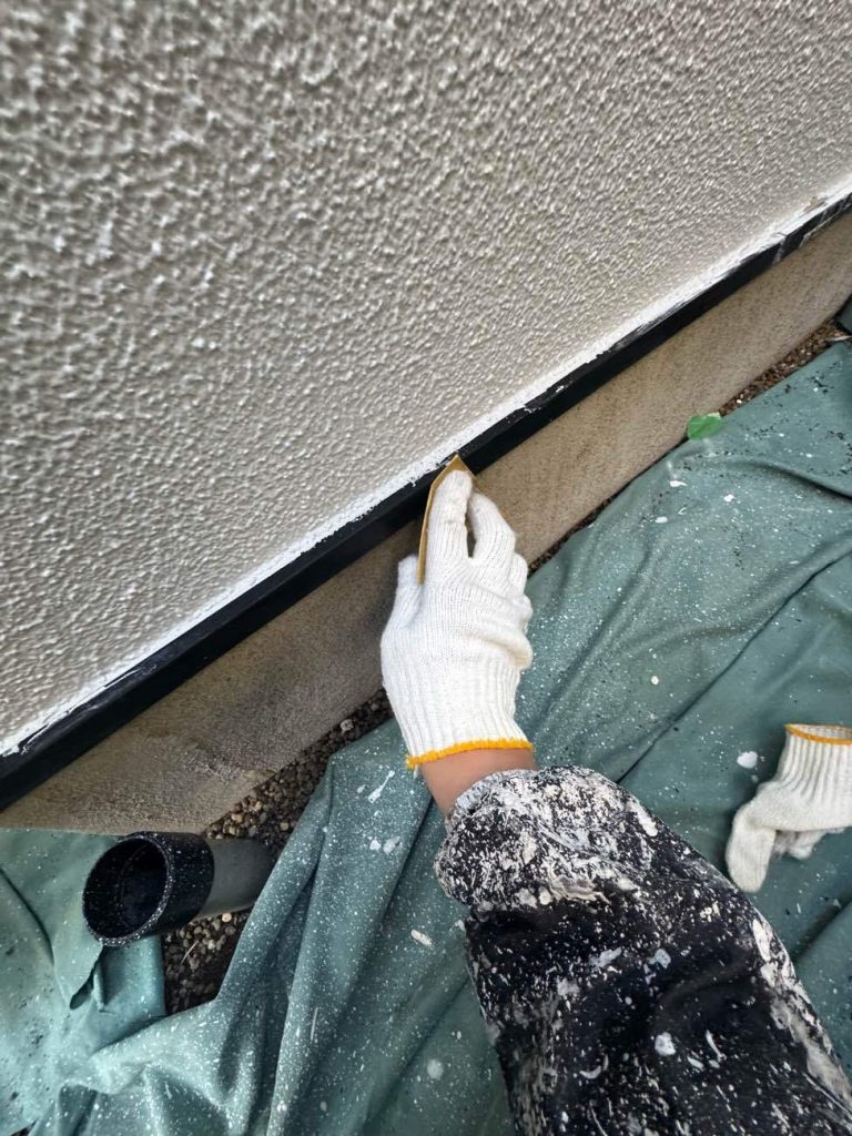 水切りの下地処理の様子です。ほかにも笠木・霧除け・出窓といった鉄部はサンドペーパーによるケレン処理・シンナー拭きを行い下地を調整します。