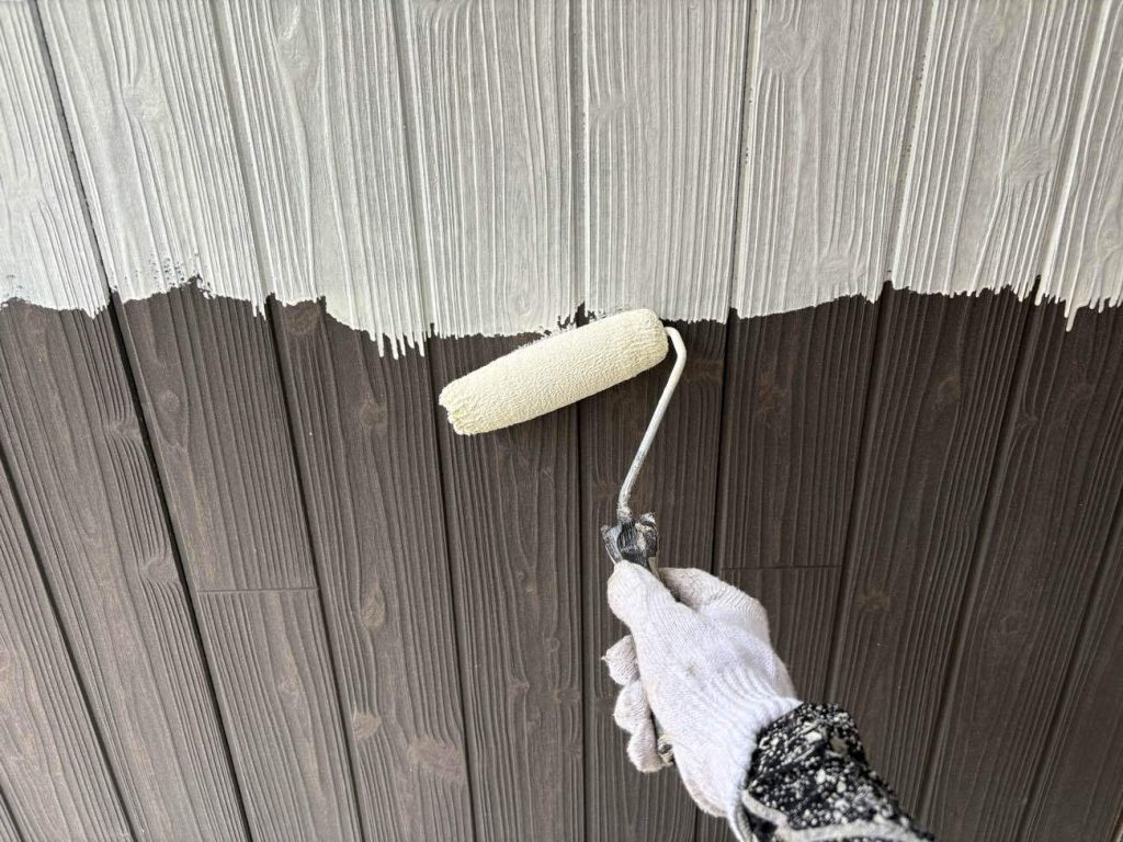 外壁材の劣化を補修し、仕上げ塗料の密着性を高めるために2種類の下塗り材を使用します。まず「ファイン浸透シーラー」で外壁材の奥深くまで補強し、続いて微弾性のある「水性シリコンエポサーフ」を塗布して、ひび割れに強い強固な土台を形成します。