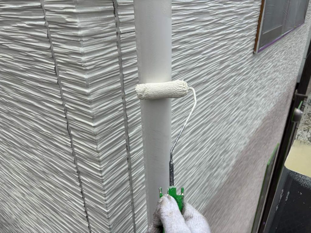水漏れがなく塗装で保護する箇所の雨樋は、塗料が剥がれやすいツルツルとした素材のため、入念にケレン作業を行って表面に細かい傷をつけます。シンナー拭きで清掃した後、仕上げ塗料がしっかりと密着するように専用の下塗りを施します。