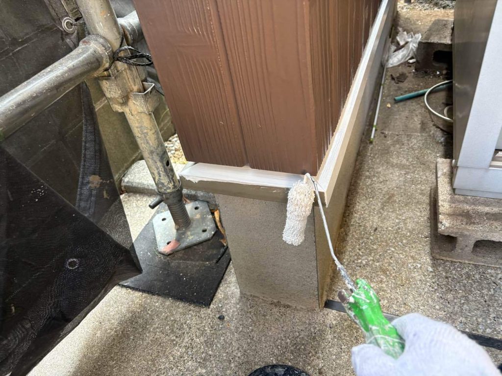 外壁と基礎の間にある水切り（金属部材）も、ケレン作業とシンナー拭きで下地を綺麗に整えます。雨水が頻繁に当たる過酷な部位であるため、専用のサビ止めを隙間なく下塗りし、サビの進行を根本から食い止めます。