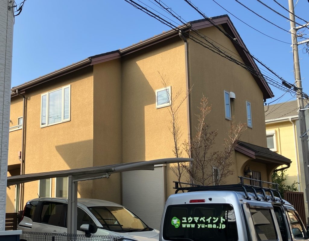 築20年を迎えた三井ホーム様のお住まいの全景です。定期的なメンテナンス時期を迎えており、全体的に紫外線による外壁の退色が見受けられました。モルタル外壁特有の重厚感は健在ですが、塗膜の防水性が低下し始めているため、専門店の視点で細部まで診断を行いました。