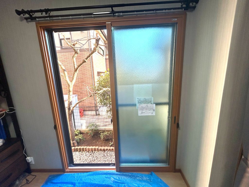 外壁や屋根の塗装工事による外側からの保護と併せて、室内の快適性をさらに向上させるため、内窓（インプラス）の設置を行いました。既存の窓の内側にもう一つ窓を取り付けることで間に空気の層ができ、断熱性や防音性が高まります。