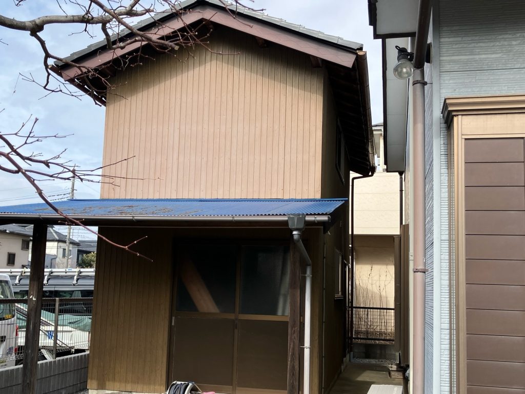 ご自宅と一緒に物置の塗装も行います。使用する塗料はご自宅と同じシリコン塗料です。