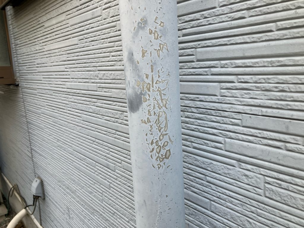 雨戸や雨樋などの付帯部も色褪せや傷みが進行していました。