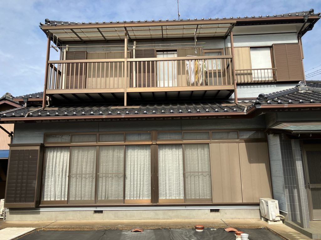 施工前の写真です。築年数は約30年で今回初めて外壁塗装を行うとのこと。築年数の経過に伴い、サイディング外壁の表面を保護する塗膜が劣化し、防水性が低下している状態でした。