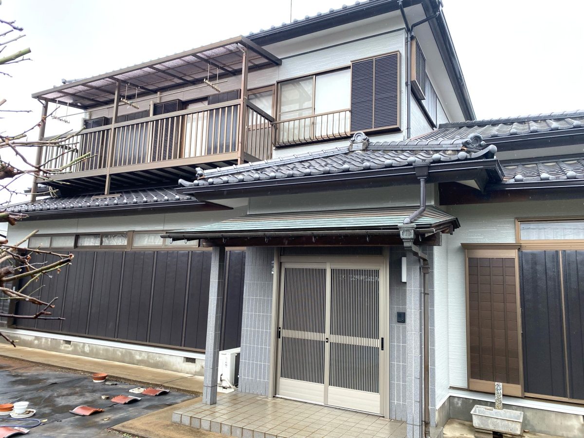 洗練されたツートンカラーで彩る、建物の耐久性と敷地全体の美観を底上げする外壁リフォーム